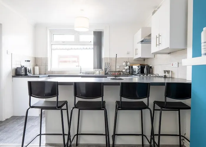 Spacious 4-Bedroom Apt | Pool Table