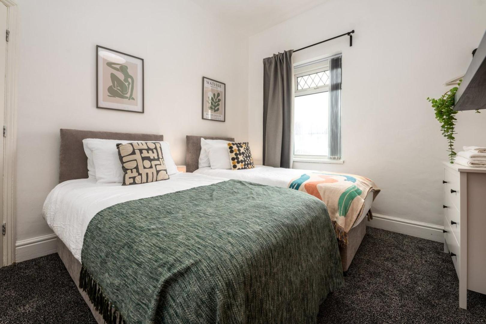 Guest house Spacious 4-bedroom | Pool Table Cardiff