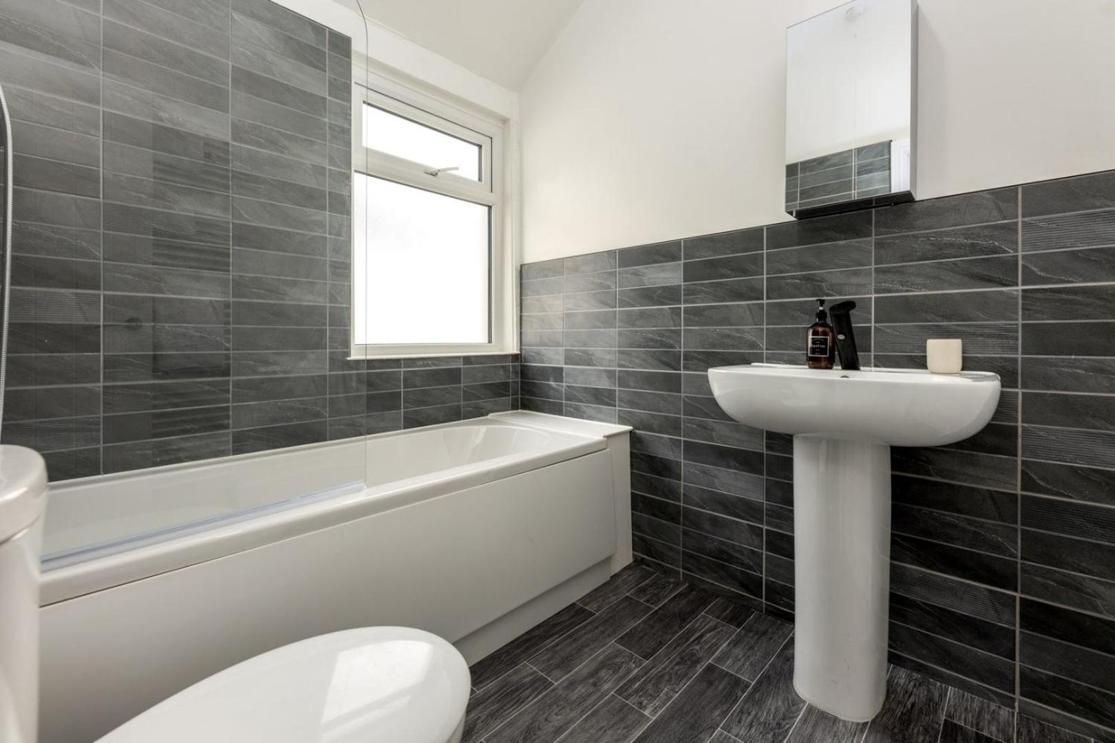 Spacious 4-bedroom | Pool Table Guest house Cardiff