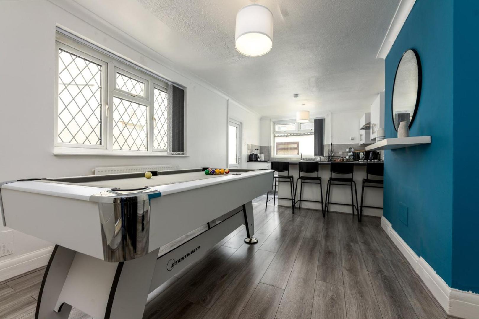 Guest house Spacious 4-bedroom | Pool Table Cardiff