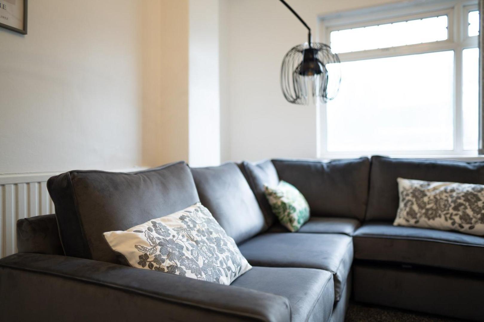 Spacious 4-bedroom | Pool Table * Cardiff
