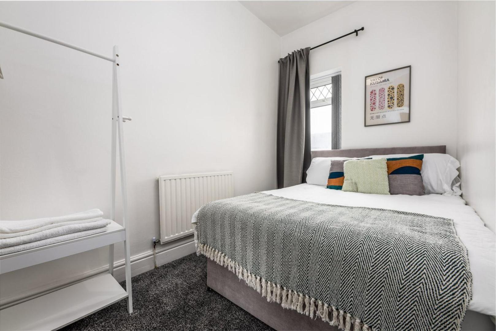 Spacious 4-bedroom | Pool Table Guest house