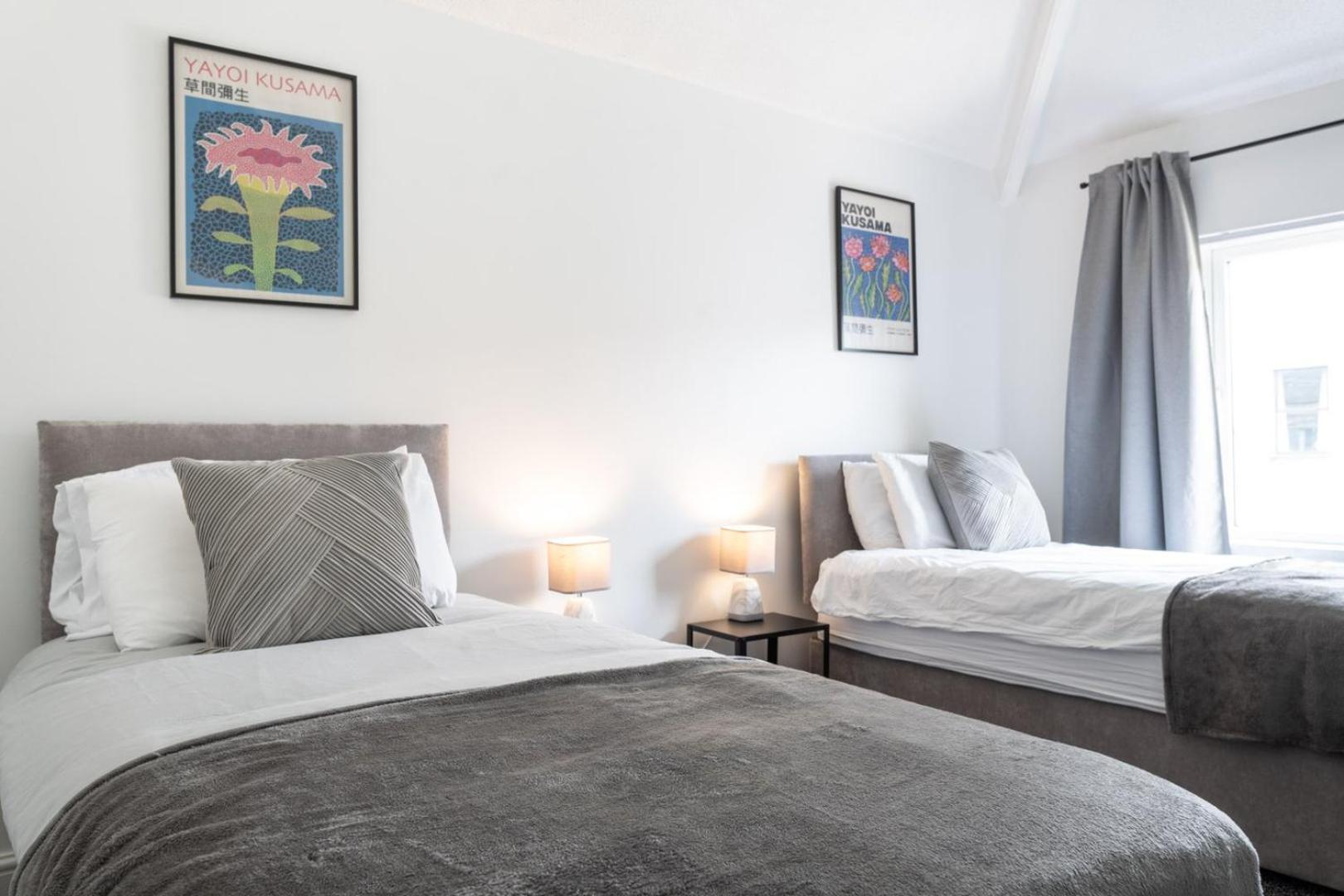 Spacious 4-bedroom | Pool Table Guest house *