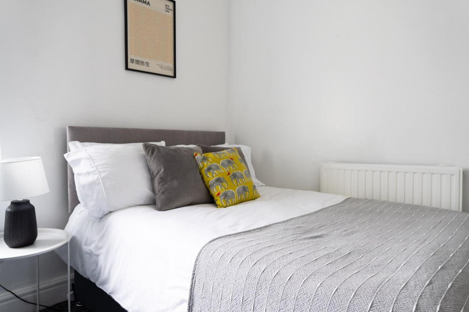 Spacious 4-bedroom | Pool Table Guest house